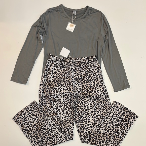 mia & tess Other - Mia & Tess Pajama Set Women’s Sz Large Animal Print